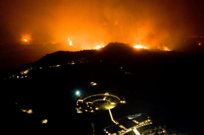 Ολονύκτια μάχη με τις φλόγες: Τιτάνια μάχη για την αρχαία Ολυμπία - Πύρινη λαίλαπα Εύβοια και Μεσσηνία